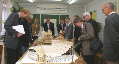 Н.Н. Брус (второй слева) представляет немецким гостям студенческие проекты по архитектурному проектированию.