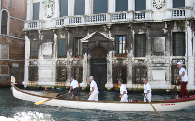 Бодрые венецианские пенсионеры в гондоле.