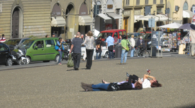 Туристы отдыхают после посещения музеев Флоренции.