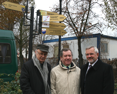 На фото (слева направо): проректор по МД Пултуской академии Кшиштов Островский, М.Н. Певзнер и В.Р. Вебер. До НовГУ - 1026 км.