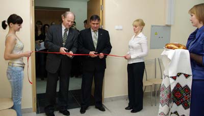 Ленточку на открытии кафе перерезали президент НовГУ (слева) А.Л. Гавриков и проректор по АХУ С.Д. Пилипив.