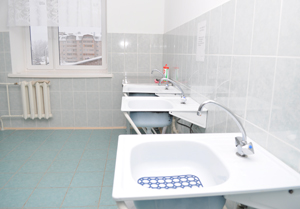 Белоснежные раковины просторной и светлой кухни.