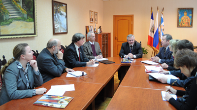 За столом переговоров у ректора НовГУ В.Р. Вебера (в центре) Дэвид Бьюкенен, директор Института глобального здоровья, Ричард Таупиер, профессор кафедры регионального планирования, зам. директора по международным исследованиям и Джозеф Бергер, профессор и зав. кафедрой образовательной политики, исследований и менеджмента Университета Массачусетс, и представители НовГУ.