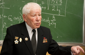 <B>...в прошлом:</B> Павел Михайлович Куцеволов прошел Великую Отечественную войну с первого до последнего дня и встретил Победу в деревушке Айзендорф (Железная деревня) на юге Германии. На встрече со студентами Политехнического института НовГУ звучал пронзительный и искренний рассказ ветерана о том, что забыть невозможно.