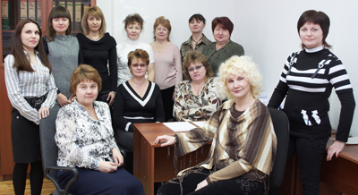 Управляет всем капитан - главный бухгалтер НоВГУ Валентина Владимировна Норина (сидит около стола первая слева).