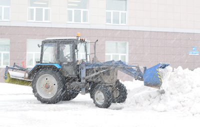 Снег около НовГУ убирают. А он все падает и падает...