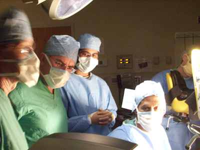 В 16-ти операционных Центра всё автоматизировано, всё под рукой: кроме хирургов-операторов и медсестер, работают 8-10 специалистов - компьютерщики, лучевики и т.д.