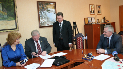 Договор подписали ректор НовГУ В.Р. Вебер, руководитель Главного бюро медико-социальной экспертизы по Новгородской области В.М. Орлова и директор Новгородского протезно-ортопедического предприятия П.В. Тимофеев. Директор ИПТ В.В. Тимофеев был очень доволен: это его студенты участвовали в разработке колясок.