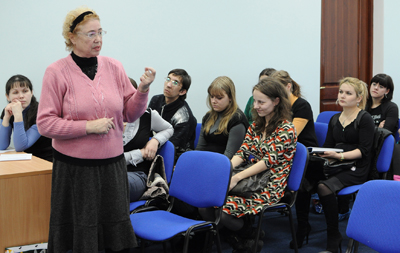 А.А. Бритова, профессор кафедры стоматологии, напутствует выпускников.