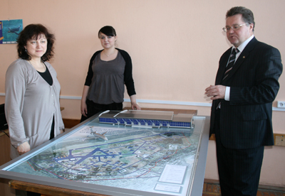 У экспозиции по переоборудованию военного аэродрома 