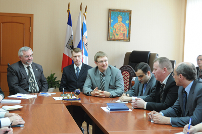 Встречу вёл ректор НовГУ В.Р. Вебер, участвовали (слева направо) Б.Островский, А.Малькович, А.Григорян, В.Шульцев, А.Черепица и другие представители НовГУ.