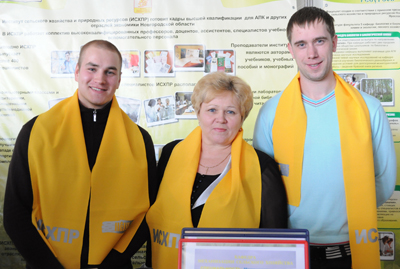 Четверокурсники кафедры механизации Андрей Головин (слева) и Антон Дубков с директором ИСХПР А.М. Козиной.