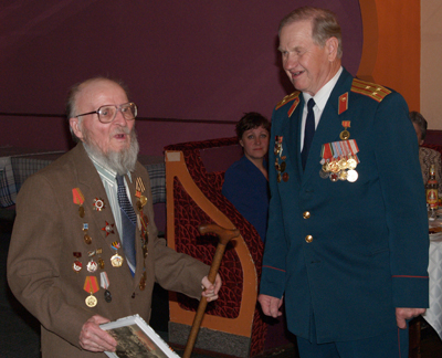 Слева направо: М.И. Куликов и А.А. Черезов.