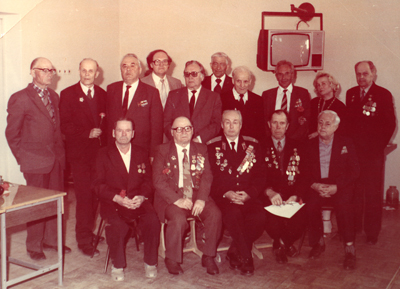 Группа ветеранов войны НГПИ. Среди них (слева направо): (сидят) М.И. Куликов(2), М.Ф. Чепаров, А.М. Кузьмин, Б.М. Топорнин; (стоят) Г.И. Бржозовский (1), А.Н. Зеленов (2), В.П. Жуков (5), Е.К. Розов (7), Н.М. Паляница (10)