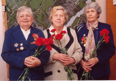 Наши университетские ветераны Великой Отечественной войны (слева направо): М.А. Иванова, А.Г. Любимова и К.И. Абрамов (2007). 