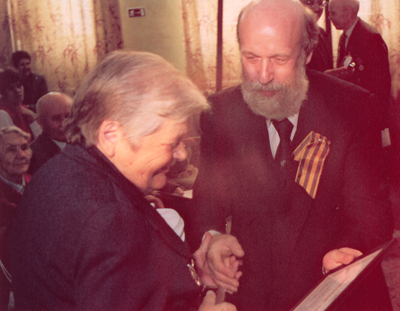 В.Н. Зеленин поздравляет ветеранов войны.