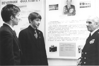 Студенты НПИ и ветеран войны С.Г. Широв (1985).