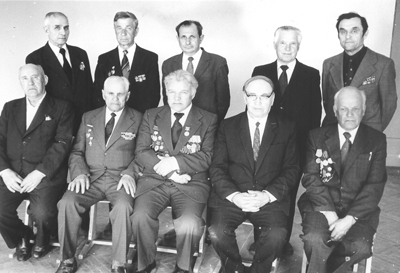 Группа ветеранов войны НПИ. Среди них (слева направо): (сидят) Ф.Е. Сеньков (2), И.Н. Вязинин, И.Д. Бутузов, В.П. Богоявленский; (стоят) А.Д. Яровицын (2), Л.А. Вайнер, И.В. Иванов, В.А. Малышев (80-е годы).