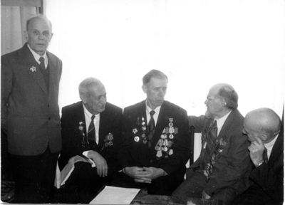 Воспоминания ветеранов о днях войны. Слева направо: А.Н. Зеленов, Л.М. Лихтарников, А.М. Кузьмин, М.И. Куликов, В.Н. Шейнкер (съемка 2000 года).