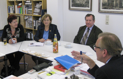 Участники программы Темпус (слева направо) профессор ИНПО Р.М. Шерайзина, профессор университета Хильдесхайма О.Грауманн, проректор по МД НовГУ М.Н. Певзнер и президент университета Хильдесхайма В.У. Фридрих.