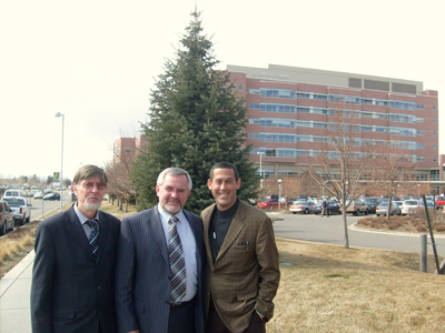 В Медицинском центре университета штата Колорадо (США) участники совместной программы (слева направо) профессор ИМО В.Г. Черенков, ректор НовГУ профессор ИМО В.Р. Вебер и профессор университета Колорадо, доктор медицинских наук Дэвид Рабен.
